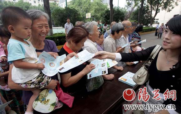 工作人員向市民發(fā)放環(huán)保知識讀本。